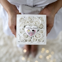 Szülőköszöntő ajándék - fehér rózsás fadoboz, esküvői szívvel