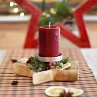 Karácsonyi asztaldísz, piros vagy zöld gyertyával